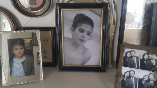 photos de ma fille Ava dans des baguettes anciennes...faites encadrer vos photos de famille!