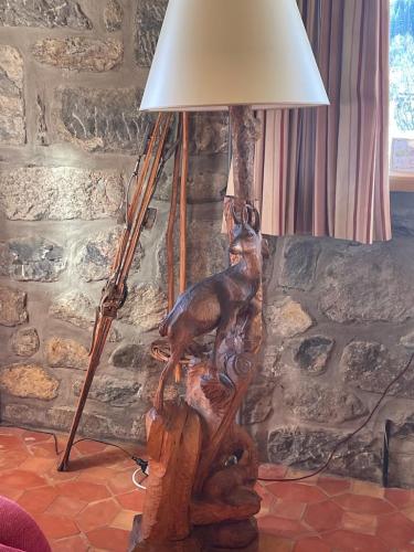 Lampadaire présentant un décor de chevreuil en bois sculpté par le sculpteur  Fournier 