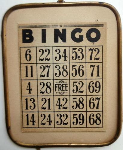 plaquette de jeu de Bingo encadré dans une baguette en laiton