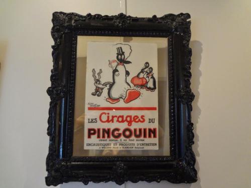 Buvard Alain de St Ogan, "les cirages du pingouin" encadré en entre-deux- verres dans une baguette Napoléon 3