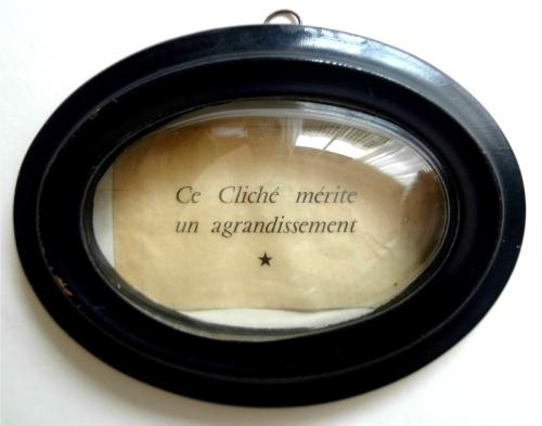 Composition personnelle, "ce cliché mérite un agrandissement", pochette de photographe en papier cristal mis en scène dans un cadre bombé d époque Napoléon III 