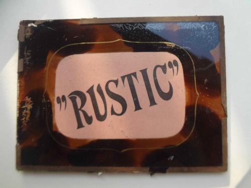 Composition personnelle, petit carnet "rustic" vintage encadré dans un verre ancien teinté écaillé