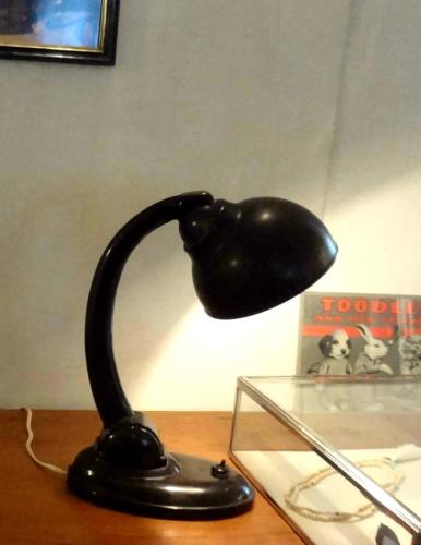 lampe de bureau en bakélite datant des années 30