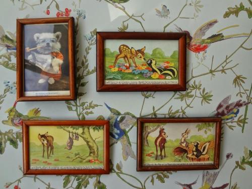 Cartes postales Bambi encadrées dans des baguettes XIX eme
